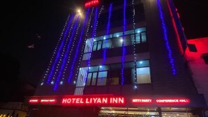 Een hotel met een bord waarop staat dat het een verjaardagsfeest, een congreszaal en een airconditioningkamer aanbiedt.