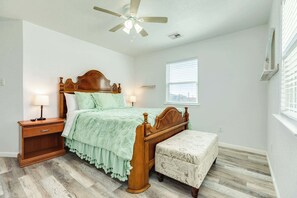 3 bedrooms, travel crib, WiFi, bed sheets - Surfside Beach House - Views, Family & Pets (Surfside Beach)