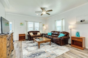 TV - Surfside Beach House - Views, Family & Pets (Surfside Beach)