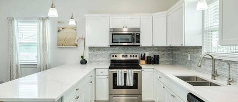 Réfrigérateur, four à micro-ondes, un four, surface de cuisson
