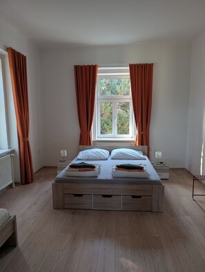 6 soverom, strykejern/-brett, wi-fi (mot et tillegg) og sengetøy