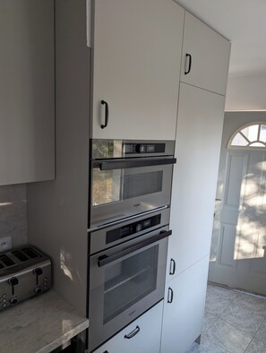 Een koelkast, een magnetron, een oven, een kookplaat