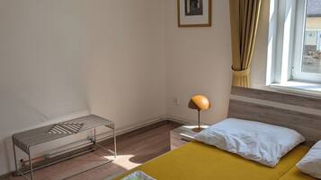 6 bedrooms, iron/ironing board, WiFi, bed sheets