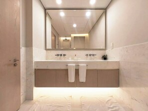 Sèche-cheveux, serviettes fournies, savon, papier toilette