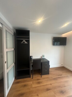 Superior Double Room, City View | Free WiFi, bed sheets - Hotel Restaurant l'Annexe (Saint-Valery-en-Caux)