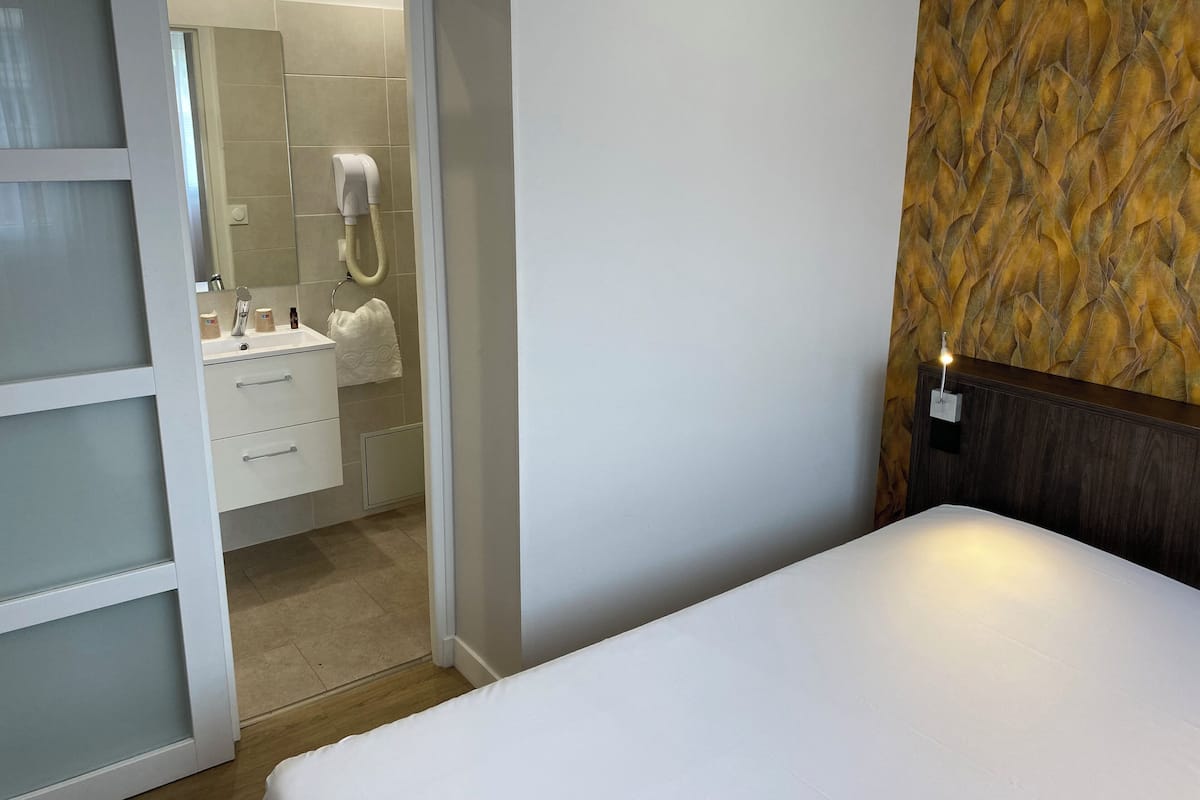 Habitación doble superior, vista parcial al mar | Wifi gratis y ropa de cama