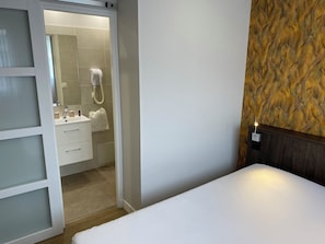 Superior tweepersoonskamer, gedeeltelijk uitzicht op zee | Gratis wifi, beddengoed