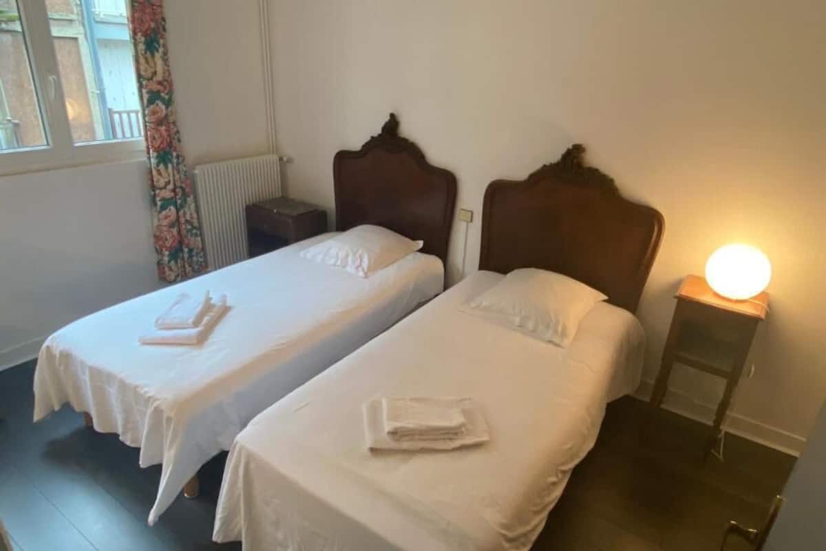 Habitación clásica con 2 camas individuales, vista a la ciudad | Wifi gratis y ropa de cama