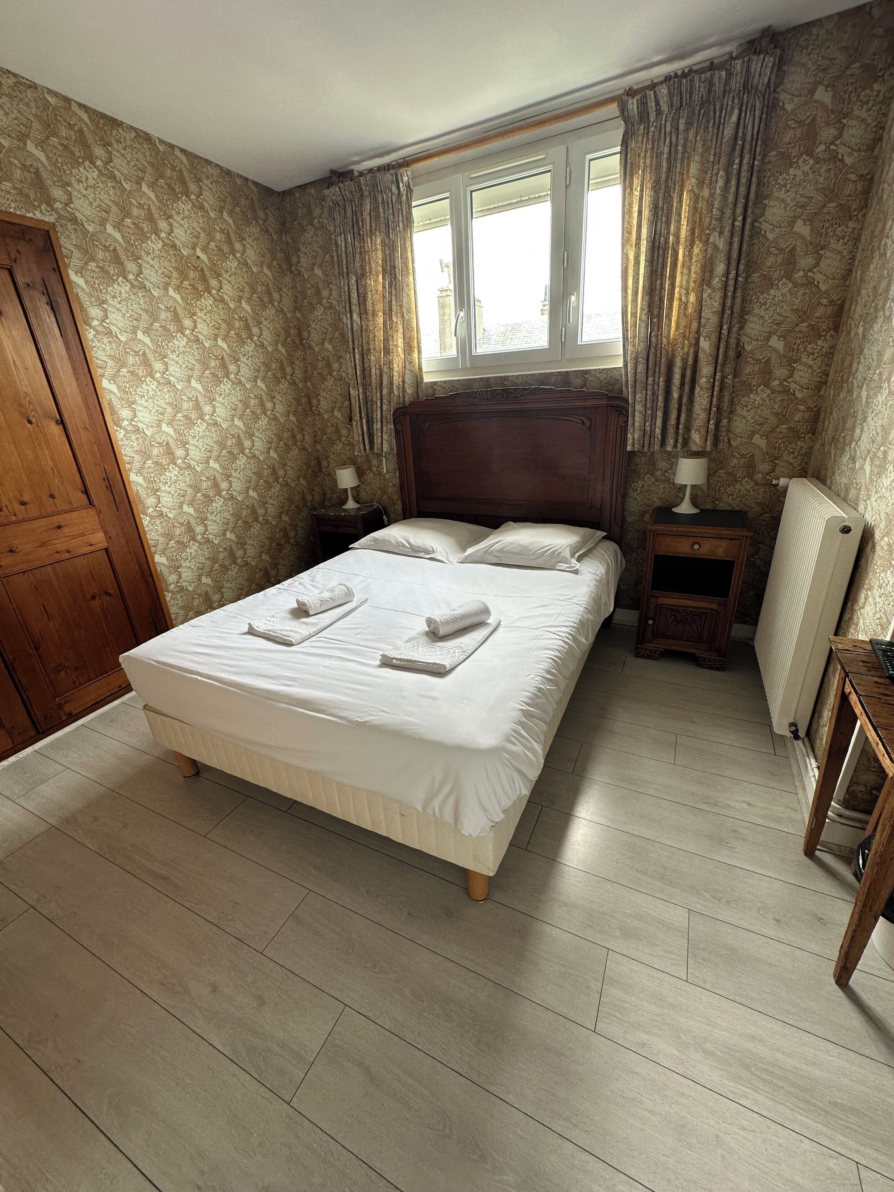 Klassieke tweepersoonskamer, uitzicht op stad | Gratis wifi, beddengoed