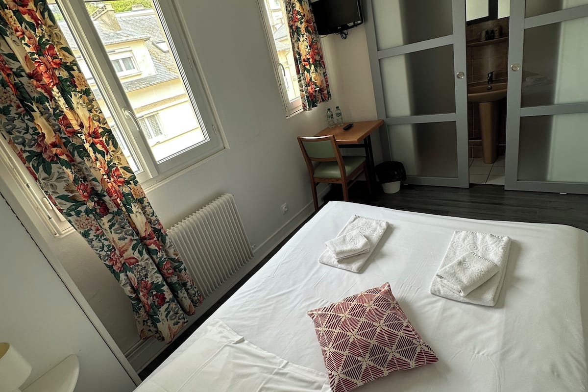 Habitación doble clásica, vista a la ciudad | Wifi gratis y ropa de cama
