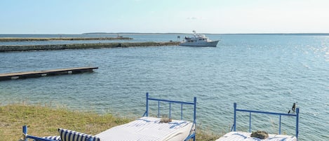 Privat strand, solstolar, parasoller och strandhanddukar