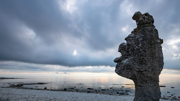 A rocky outcrop by a calm body of water with a cloudy sky. - Bungenäs Badhotell (Fårösund)