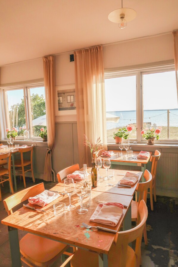 2 restaurants; breakfast, lunch, and dinner served