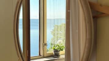 Familiesuite, utsikt mot innsjø | Strykejern/-brett, wi-fi (inkludert) og sengetøy