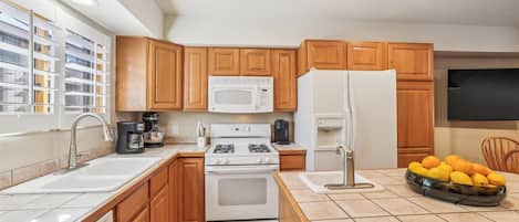Townhome, 3 Bedrooms | Private kitchen | Fridge, oven, coffee/tea maker, toaster