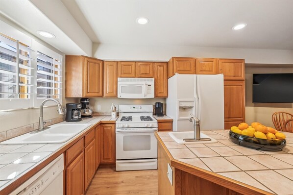 Maison mitoyenne, 3 chambres | Cuisine privée | Réfrigérateur, four, cafetière/bouilloire, grille-pain