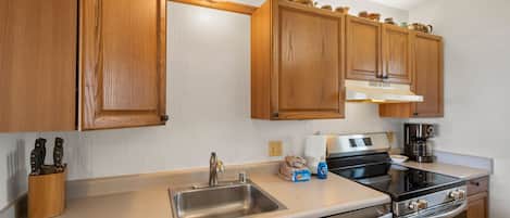 Condo, 3 habitaciones | Cocina privada | Cafetera y tetera, refrigerador, horno y tostadora