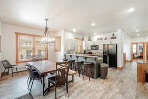 Dining - 3 BDR for 10, w/Pool & Hot Tub, Walk to Ski Lift! (Dillon)