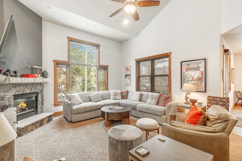 3 BDR for 10, w/Pool & Hot Tub, Walk to Ski Lift!