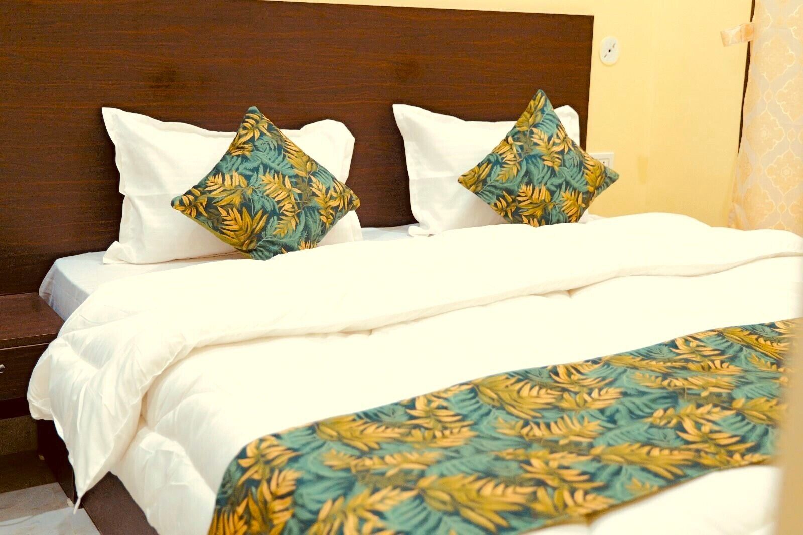 Deluxe Double Room, Air conditioning, City View | Rollaway beds, bed sheets