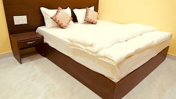 Deluxe Double Room, City View | Rollaway beds, bed sheets