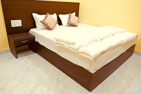 Deluxe Double Room, City View | Rollaway beds, bed sheets