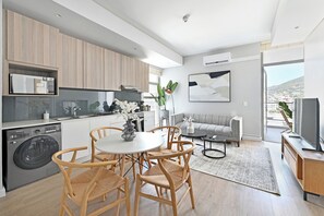 Interior - Chic 2-Bed Apartment with stunning Table Mountain Views in Cape Town
 (Cape Town)