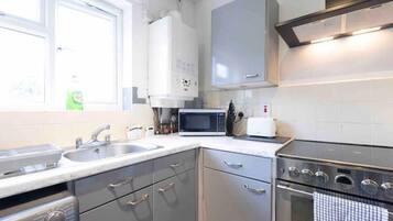 Lemari es, microwave, oven, dan kompor