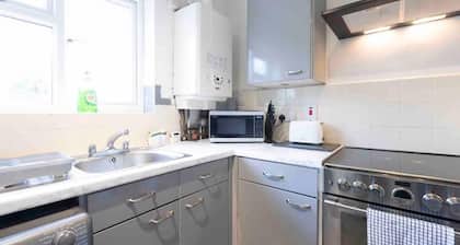 House-sleeps7-parking-garden-petfriendly