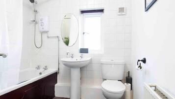 Rumah | Kamar mandi | Bathtub dan shower terpisah, bathtub besar, pengering rambut, dan handuk