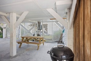 Outdoor dining - Byrd House, Off-Ocean, Dog Friendly (Pawleys Island)