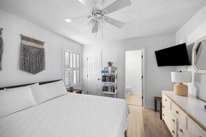 3 bedrooms, Internet - Byrd House, Off-Ocean, Dog Friendly (Pawleys Island)