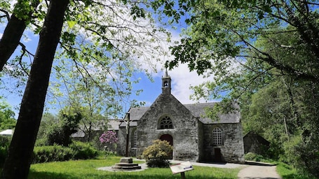 Exterior. Greenway cottage no. 7 at the foot of the hiking trail