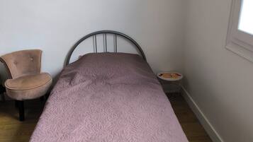 1 slaapkamer, een strijkplank/strijkijzer, reisbedje, gratis wifi