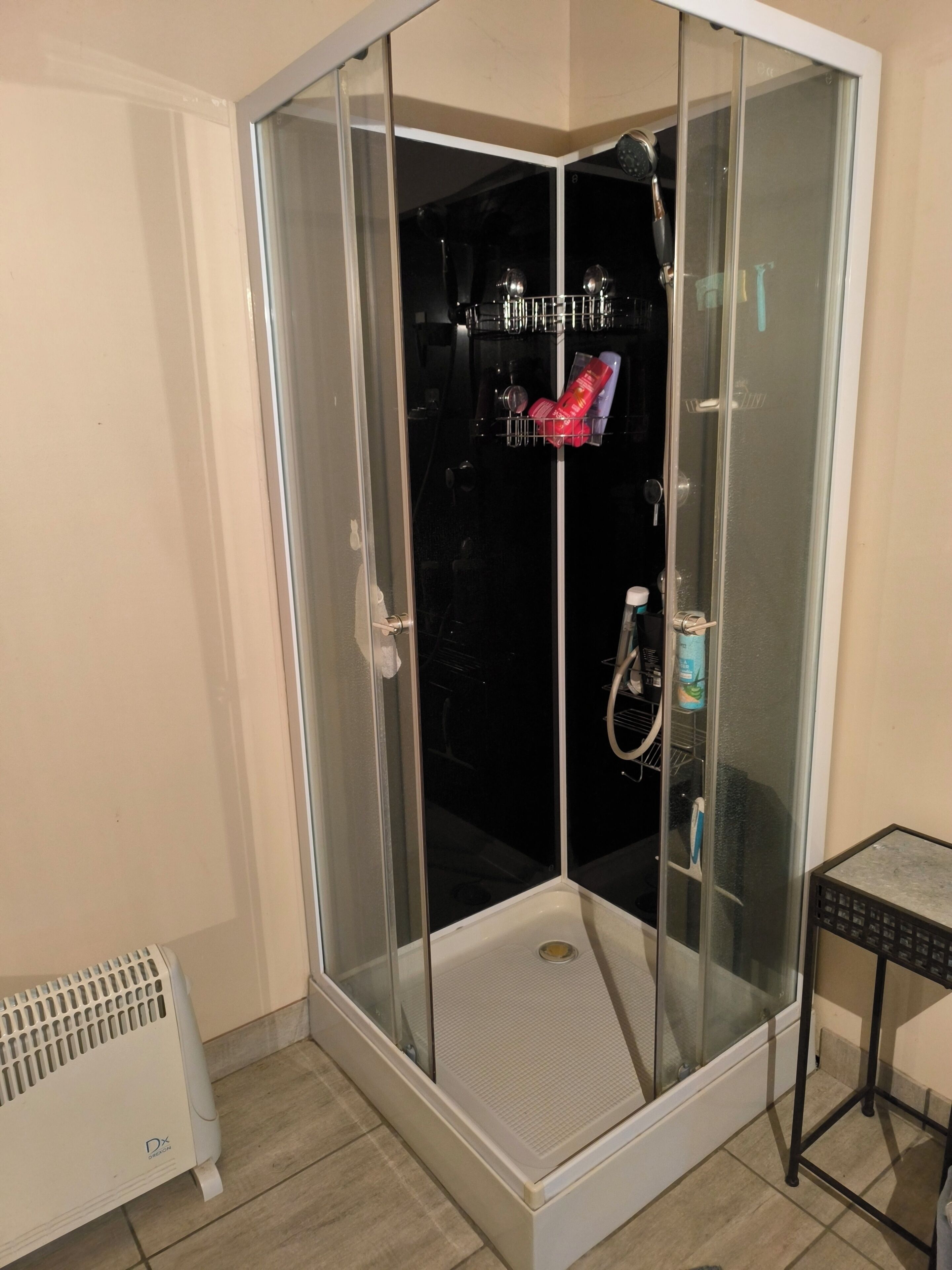 Een douche, een haardroger, handdoeken, toiletpapier
