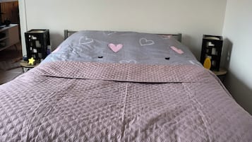 1 habitación, tabla de planchar con plancha y cuna de viaje