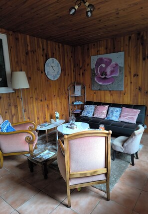 TV, fireplace, books - Greenway cottage no. 7 at the foot of the hiking trail (Saint-Hernin)