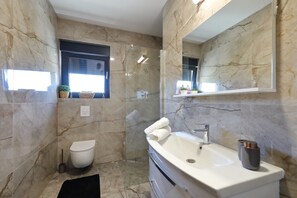 Douche, sĂšche-cheveux, serviettes fournies