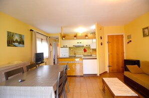 Apartment | Dining - Apartment in Lescala Near Golden Beaches (L'Escala)