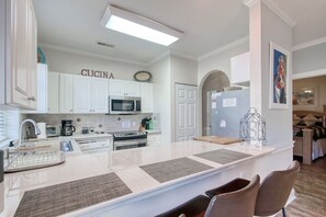 Kühlschrank, Mikrowelle, Herdplatte, Geschirrspüler