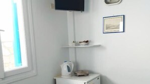 Free WiFi, individually decorated, bed sheets - AigaioView (Azolimnos)