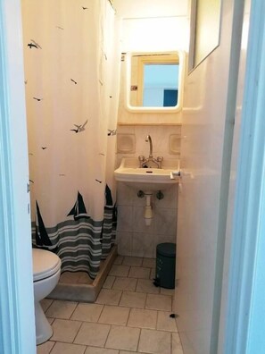 Studio Familial, cuisine, vue baie | Salle de bain | Serviettes fournies