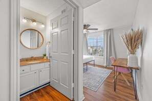 3 bedrooms, desk, free WiFi, bed sheets