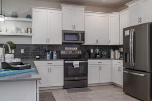 冷蔵庫、電子レンジ、オーブン、コンロ