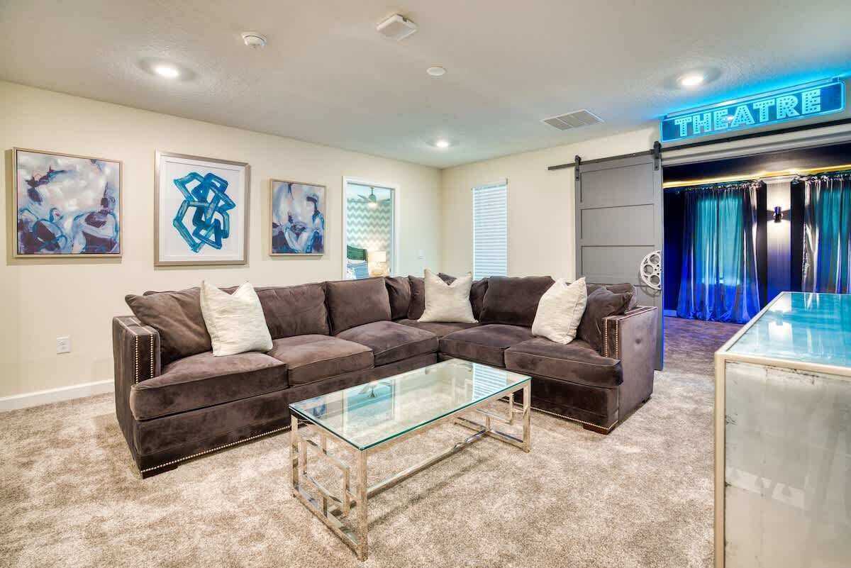 Luxurious 8 Bedroom 5 Bath, Pool, Arcade, Theatre - Davenport, FL