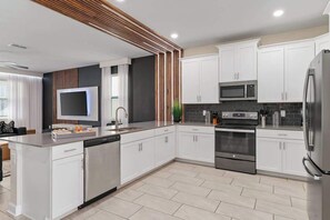 Een koelkast, een microgolfoven, een oven, een kookplaat