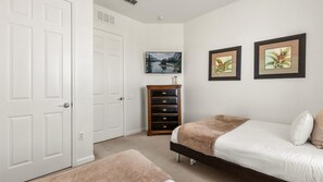 3 bedrooms, iron/ironing board, WiFi, bed sheets - Upstay: Stunning 3BR Condo w Scenic Views & Patio (Orlando)