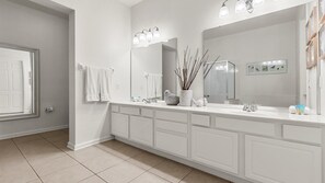 Een douche, een haardroger, handdoeken, shampoo