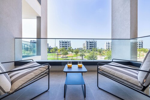 One bedroom apartment with balcony in Sunset Gardens