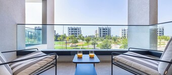 One bedroom apartment with balcony in Sunset Gardens